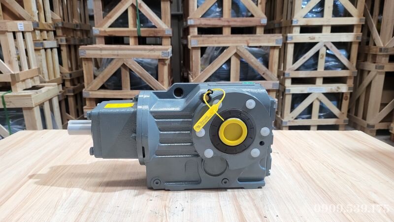 Motor biến tần 7.5kW 10HP kết hợp hộp giảm tốc tải nặng trục vuông góc S cho băng tải nghiêng và cơ cấu nâng hạ
