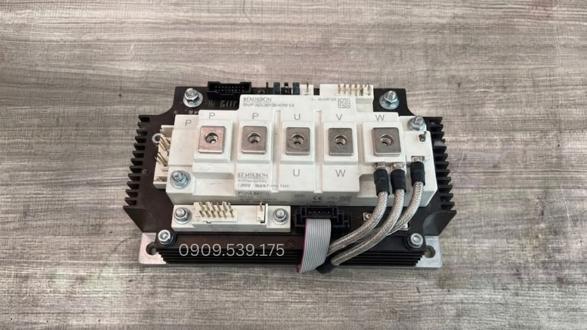 Cấu tạo biến tần tải nặng với tản nhiệt và IGBT công suất lớn