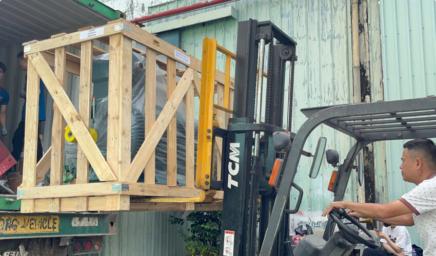 Đưa hàng về kho bằng thiết bị hiện đại