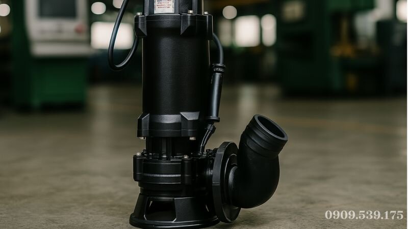 Máy bơm chìm nước thải cắt rác với dao cắt ở cửa hút