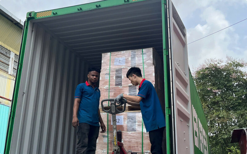 Lấy hàng bằng xe kéo