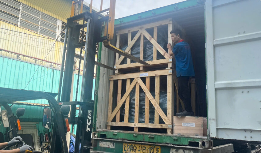 Lấy hàng ra khỏi xe