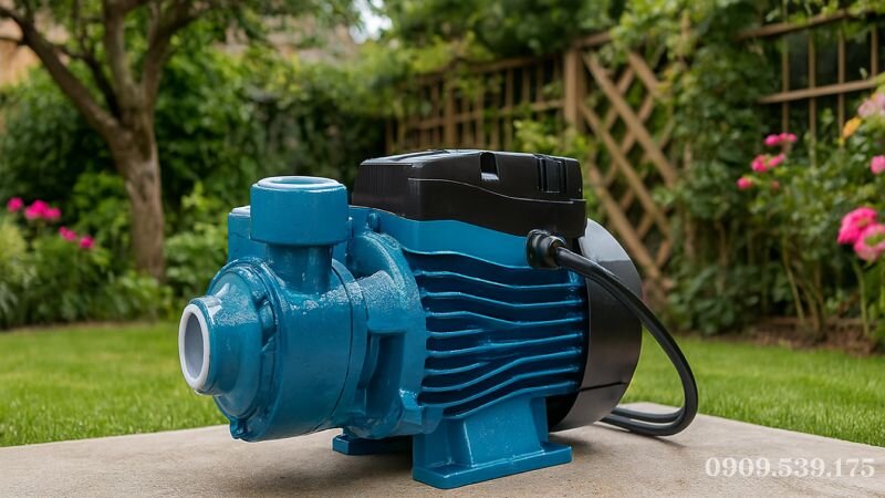 Máy bơm mini tưới cây cảnh và sân vườn gia đình