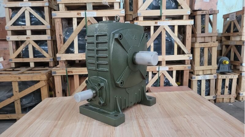 Motor biến tần lắp với hộp giảm tốc trục vít, bánh vít