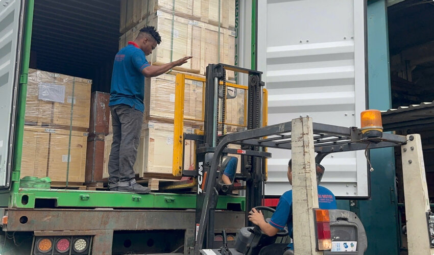 Lấy hàng bằng xe nâng
