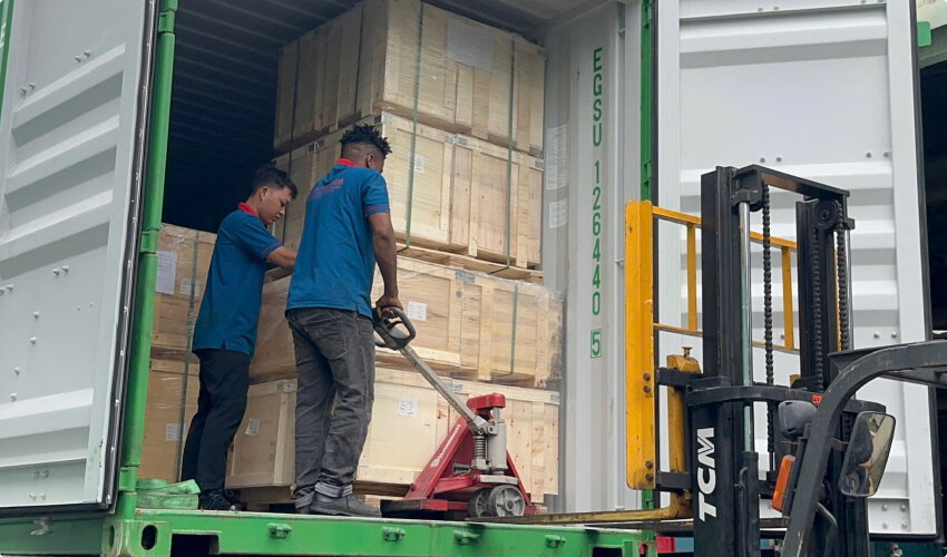 Lấy hàng bằng xe nâng
