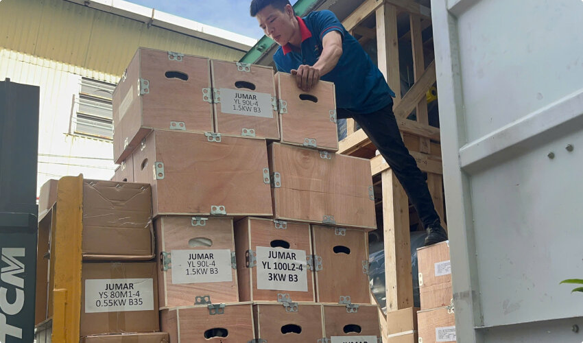 Xếp hàng lên xe