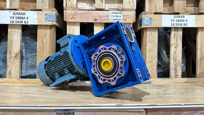 Động cơ giảm tốc NMRV kết hợp với động cơ điện.