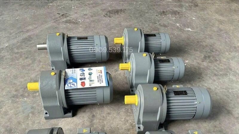 Động cơ giảm tốc cầu trục 3 pha có chân đế.