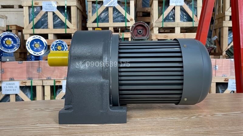 Động cơ giảm tốc cầu trục làm bằng gang hoặc nhôm đúc, giúp bảo vệ các bộ phận bên trong.