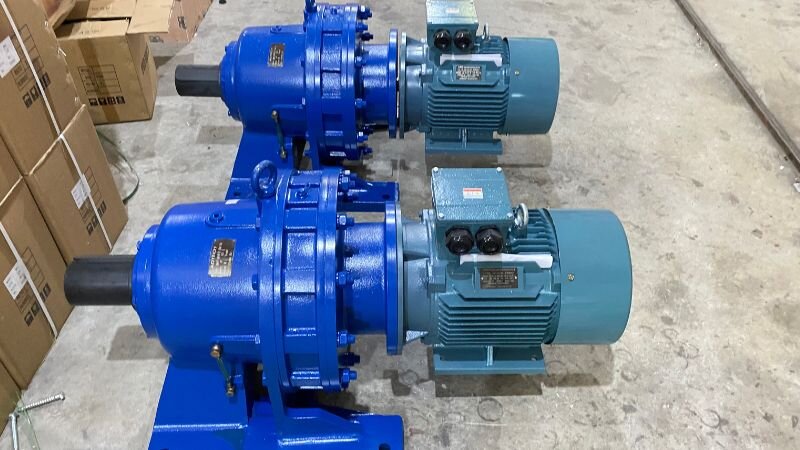 Động cơ giảm tốc cốt ngang.