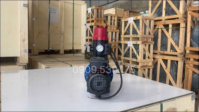 Kết hợp máy bơm đẩy cao và máy bơm tăng áp trong hệ thống cấp nước gia đình giúp đảm bảo áp lực ổn định ở mọi tầng