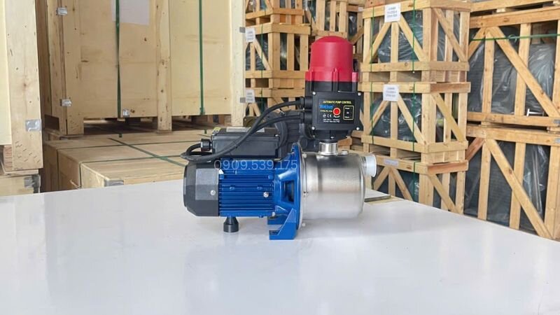 Máy bơm đẩy cao tăng áp phù hợp cho cả nhu cầu dân dụng và công nghiệp nhờ khả năng tạo áp lực mạnh.