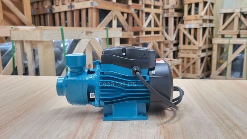 Máy bơm nước đẩy cao có công suất lớn là thiết bị đặc biệt được chế tạo nhằm tăng áp lực và đưa nước từ vị trí thấp lên cao một cách hiệu quả.