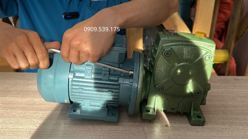 Instructions on how to install the WPDA 120 gearbox with the 3kW 4Hp electric motor