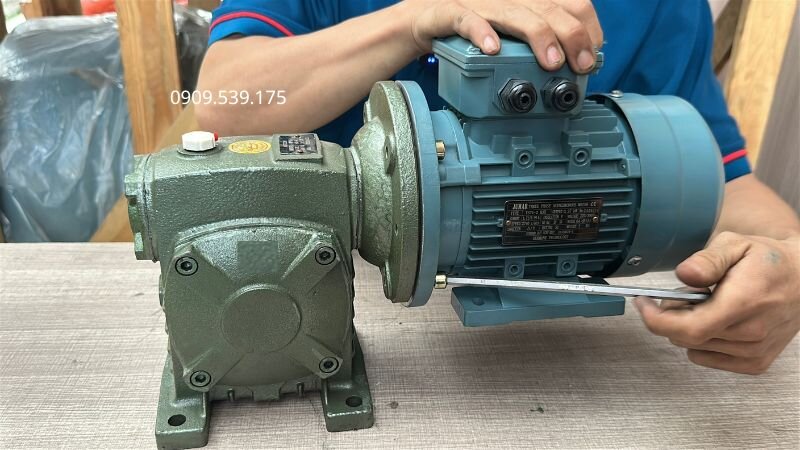 Hướng dẫn cách lắp hộp giảm tốc WPDS 50 với động cơ điện 0.18kW 0.25Hp