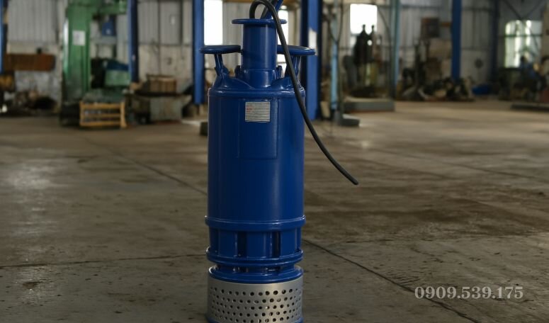 Máy bơm chìm hố móng hút nước và bùn trong công trình xây dựng