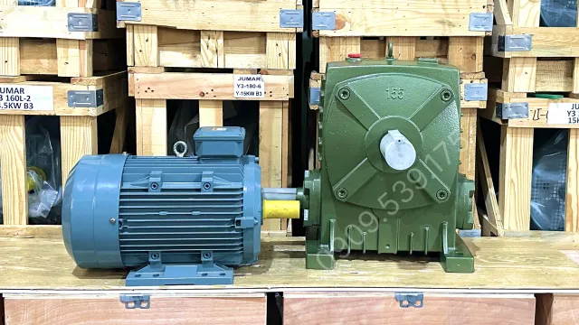 Góc bên trái của Motor giảm tốc WPA 155 5.5kW 7.5Hp