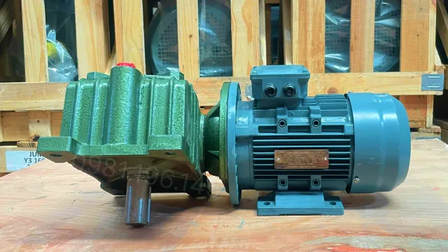 Góc bên phải của Motor giảm tốc WPDX 120 4kW 5.5Hp