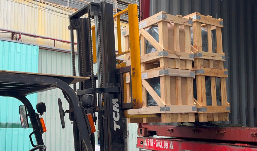Xe nâng lấy hàng để chuyển về kho
