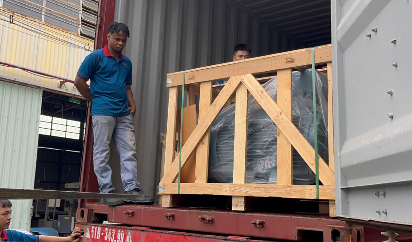 Nhân viên đang chuyển hàng ra ngoài