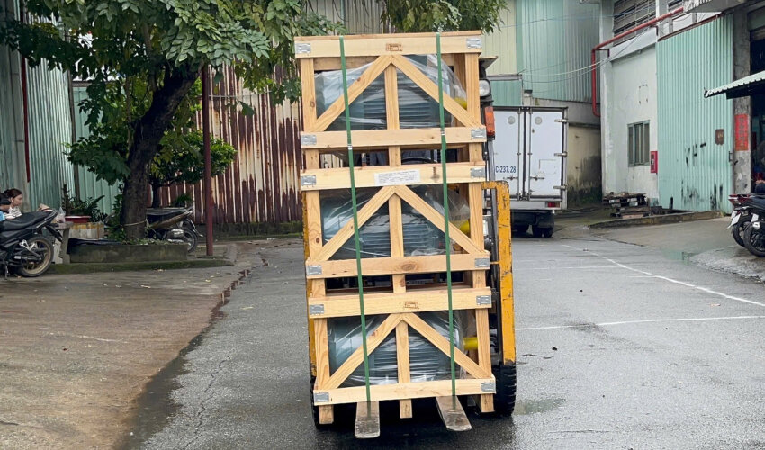 xe nâng đang chuyển hàng vô kho