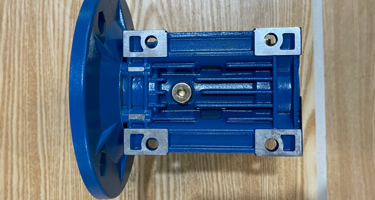 Hộp giảm tốc NMRV chính hãng sử dụng vật liệu chắc chắn và có độ hoàn thiện bên ngoài