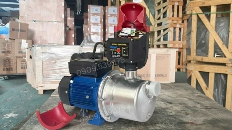 Bình máy bơm tăng áp bị bể.