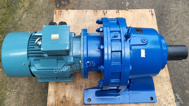 Hộp giảm tốc Cycloid kết hợp với động cơ 3 pha để hoạt động trong công nghiệp. 
