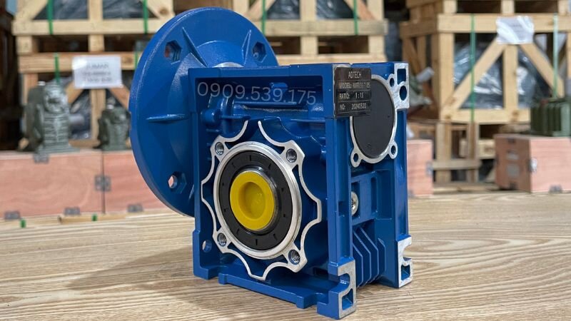Hộp giảm tốc NMRV có trọng lượng nhẹ và kích thước tối ưu, phù hợp cho các không gian lắp đặt hạn chế.