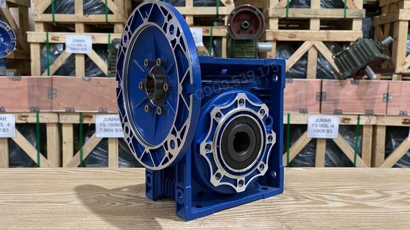 Hộp giảm tốc NMRV là một loại hộp số trục vít, bánh vít được thiết kế để giảm tốc độ quay của motor và đồng thời tăng mô-men xoắn.