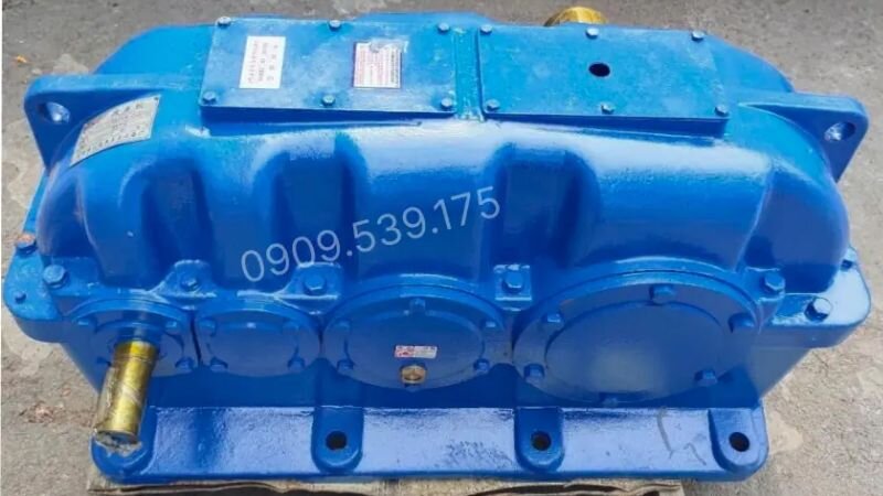 Hộp số giảm tốc 3 cấp.