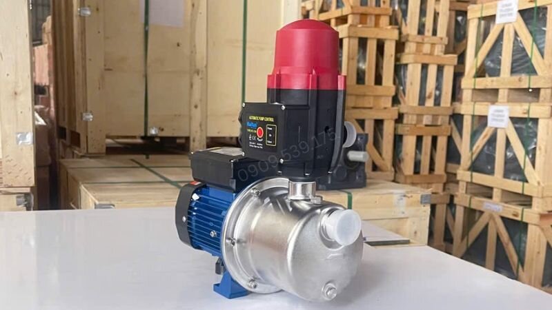 Máy bơm tăng áp phải đặt một nơi khô ráo, thoáng mát, tránh ánh nắng trực tiếp và độ ẩm cao để bảo vệ động cơ và các bộ phận điện.