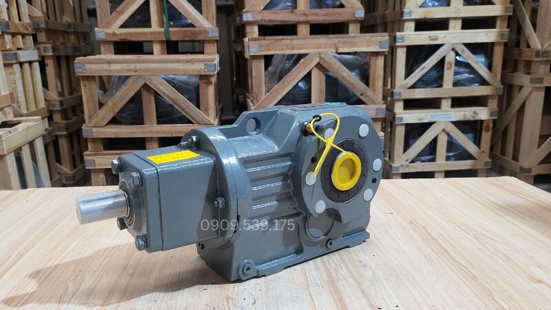Truyền động kép hộp giảm tốc có khả năng chịu tải cao giúp phân phối mô-men đồng đều cho hai trục đầu ra.