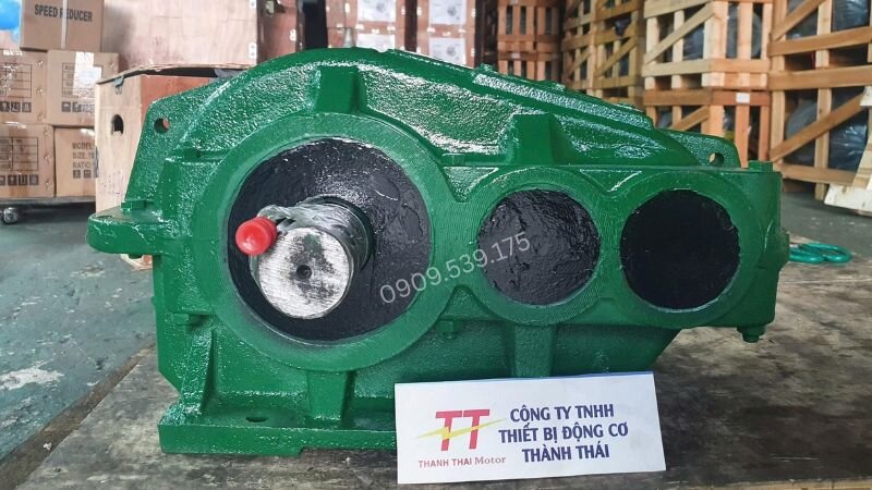 Vỏ ZQ được đúc bằng gang hoặc thép giúp bảo vệ các chi tiết bên trong đồng thời hỗ trợ khả năng tản nhiệt hiệu quả.