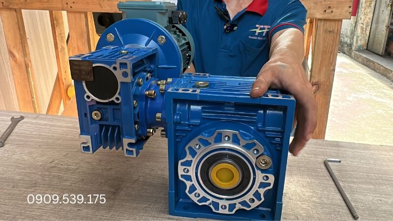 Cách lắp motor điện với 2 hộp số giảm tốc NMRV