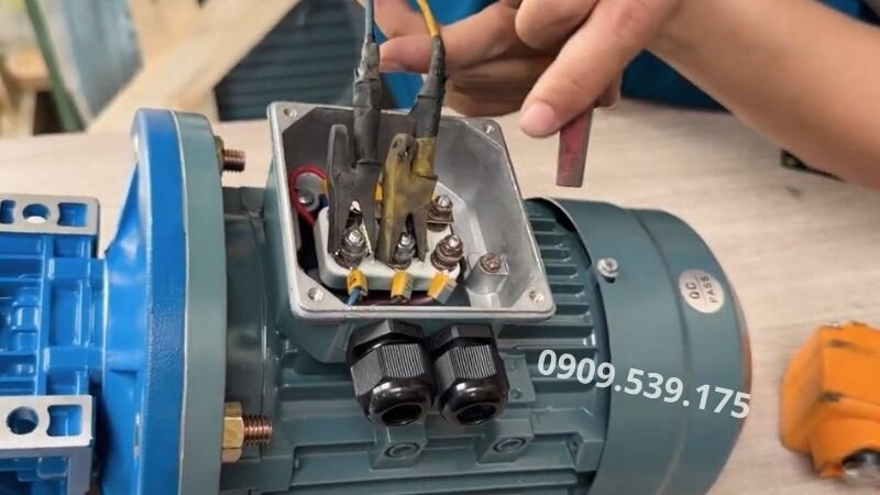 Đấu điện cho động cơ điện.