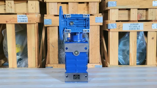 Góc bên trái của Hộp giảm tốc 2 cấp NMRV 75 - 110