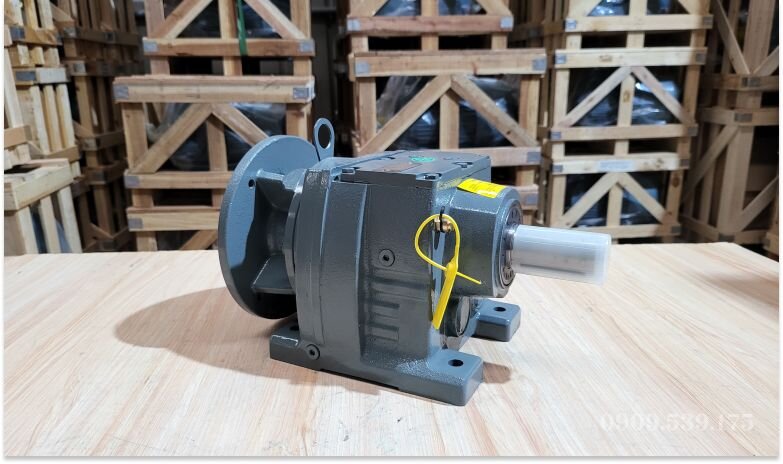 Hộp giảm tốc R trục thẳng với bánh răng nghiêng đồng trục