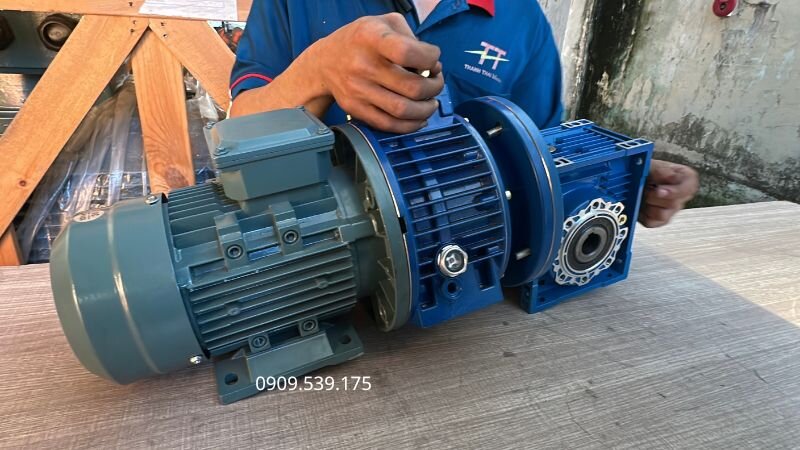 Guide on how to install the electric motor with the mechanical speed variator and NMRV