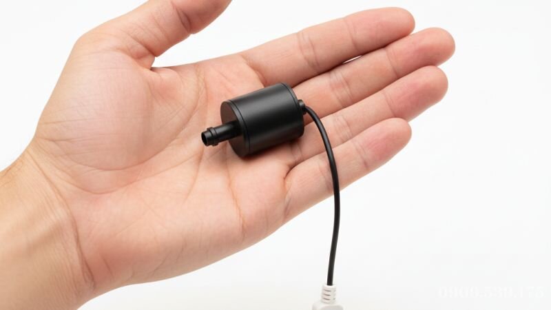 Máy bơm chìm mini 5V có kích thước siêu nhỏ nằm gọn trong lòng bàn tay.