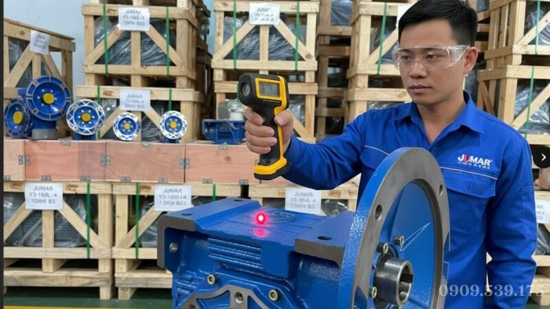 Sử dụng súng bắn nhiệt hồng ngoại kiểm tra nhiệt độ vỏ hộp giảm tốc cốt âm NMRV.