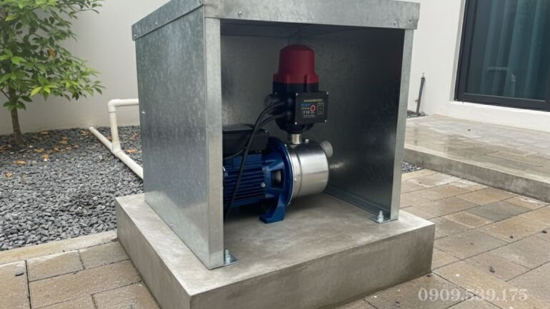 Lắp đặt máy bơm tăng áp 220v ở vị trí khô ráo, có mái che mưa nắng.