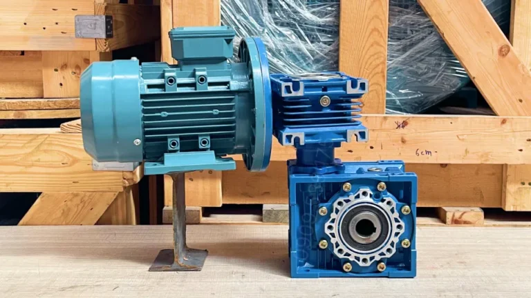 Góc bên trái của Motor giảm tốc 2 cấp NMRV 63 - 75