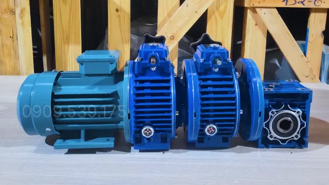 Góc bên trái của Motor giảm tốc 3 cấp (2 UDL 0.37kW và 1 NMRV 50)