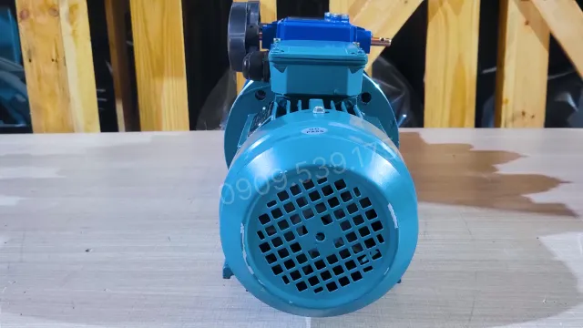 Nắp sabo và cánh quạt của Motor giảm tốc 3 cấp (2 UDL 0.37kW và 1 NMRV 50)