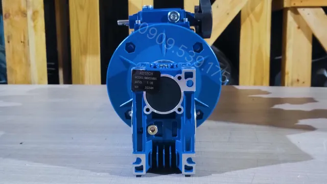 Ở phía sau là hộp giảm tốc của Motor giảm tốc 3 cấp (2 UDL 0.37kW và 1 NMRV 50)