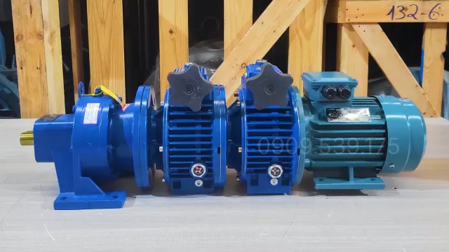 Góc bên phải của Motor giảm tốc 3 cấp (2 UDL 0.8kW và 1 Cycloid X2)