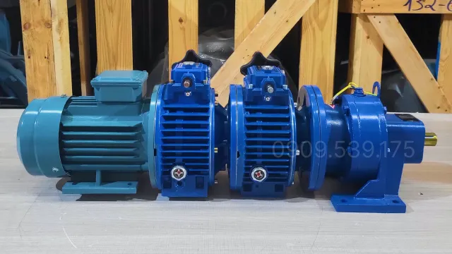 Góc bên trái của Motor giảm tốc 3 cấp (2 UDL 0.8kW và 1 Cycloid X2)