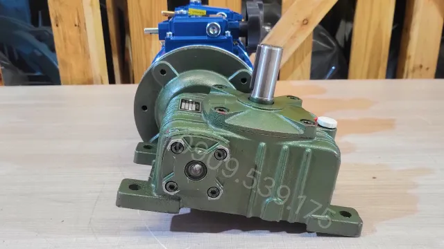 Phần trục vít bánh vít của Motor giảm tốc 3 cấp (2 UDL 1.5kW và 1 WPDO 100)